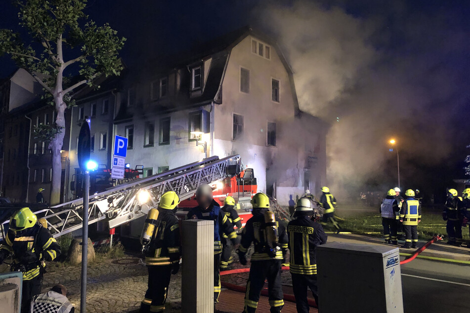 Feuerwehreinsatz in Pößneck: Ein Reihenhaus brannte in der Nacht auf Montag.