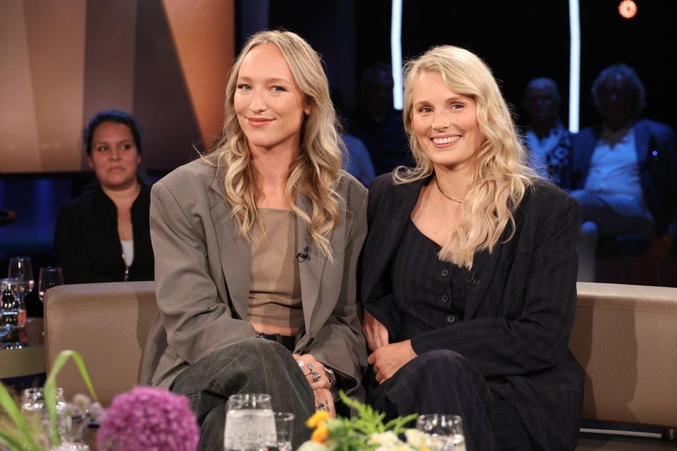 Leonie Bartsch (32) und Linn Schütze (30), Moderatorinnen des True-Crime-Podcasts "Mord auf Ex" und "Der Zug - Wie starb Hannes?".