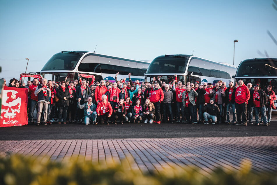 Die Fans fanden sich in den frühen Morgenstunden am Dresdner Elbepark ein, drei Busse rollen gen Mannheim.