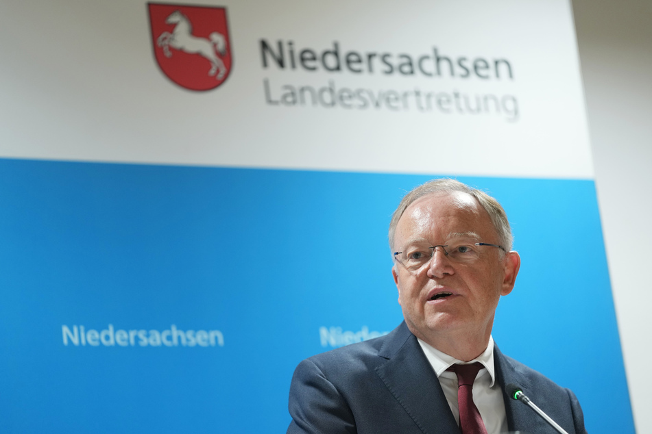 Niedersachsens Ministerpräsident Stephan Weil (62, SPD) weist ausdrücklich darauf hin, dass die Corona-Zeit noch nicht vorüber ist.