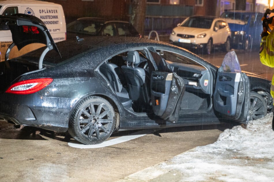 Im Mercedes fanden die Einsatzkräfte ein Magazin mit mehreren Patronen, das sichergestellt wurde.