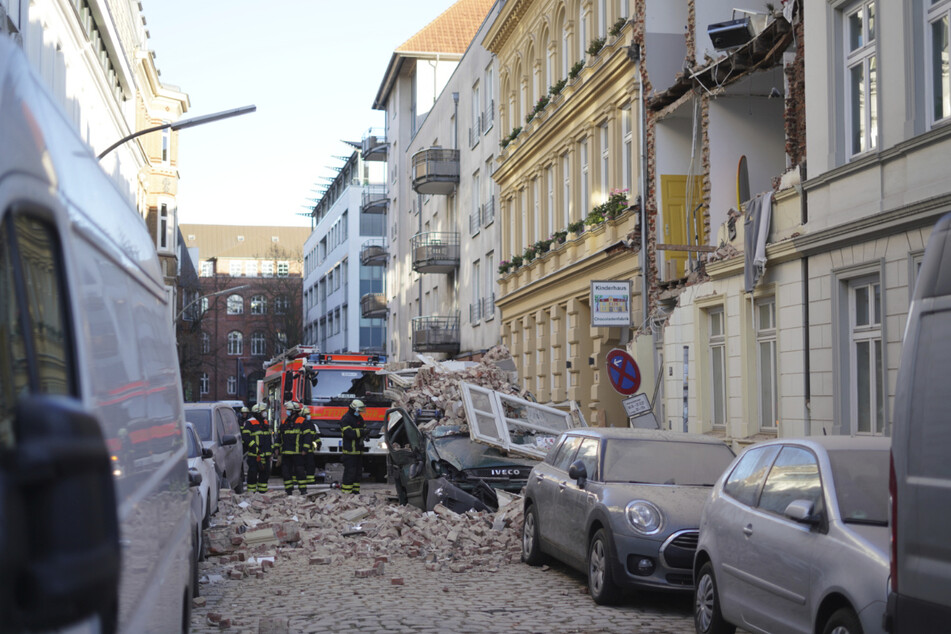 Trümmerteile haben etliche parkende Autos getroffen.