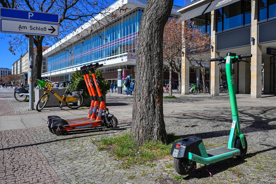 Hinter den Kulissen tobt ein Kampf um Lizenzen: Mehrere Verleiher wie "Bolt" (aus Estland, grün) und "RideMovi" (aus Italien, orange) wollen ihre Roller in Dresden anbieten.