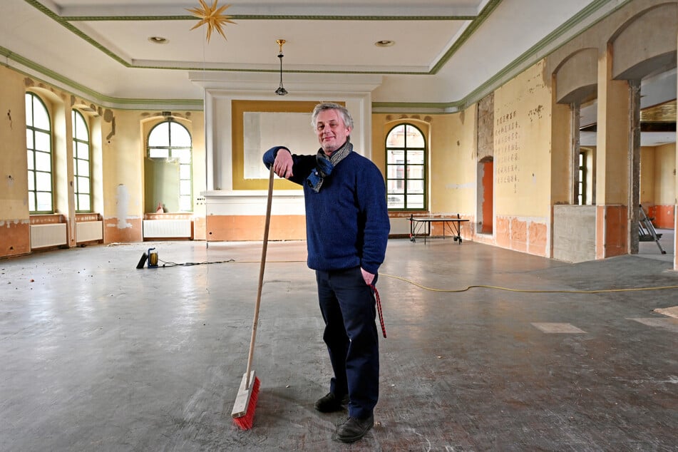 Matthias Pfitzner (58) steht im alten Ballsaal - dem Herzstück des Gebäudes.