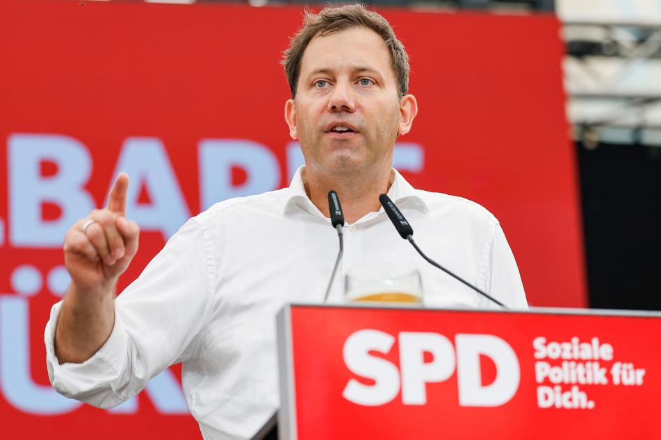 Lars Klingbeil (45), Bundesvorsitzender der SPD, spricht beim Politischen Frühschoppen Gillamoos.