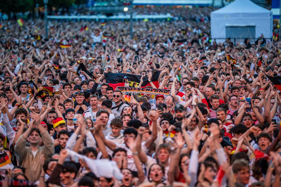 Ausgelassener Jubel auch in der baden-württembergischen Landeshauptstadt: Der hohe Auftakt-Sieg der deutschen Nationalmannschaft gegen Schottland ließ alle Dämme brechen.