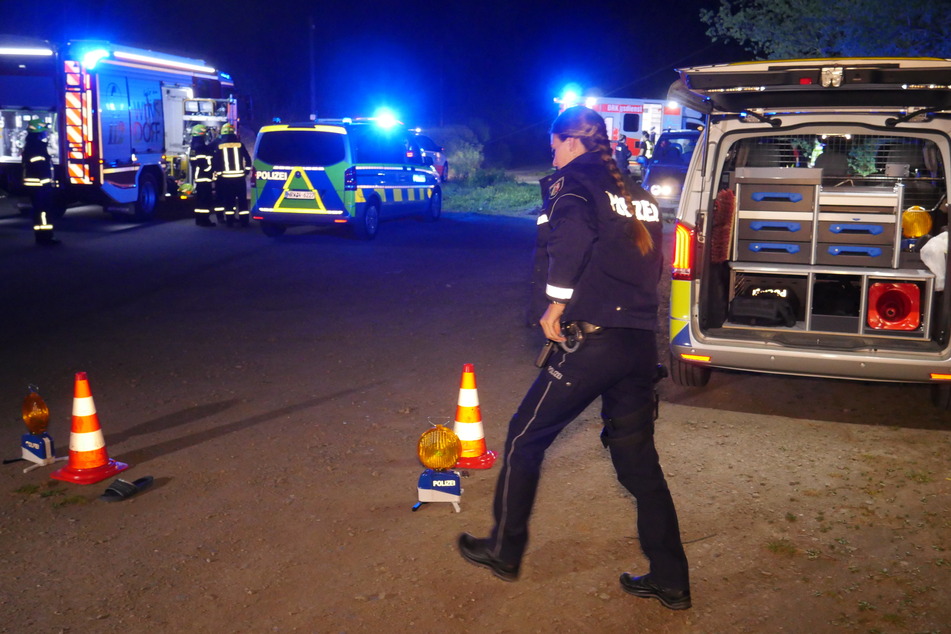 Polizisten und Feuerwehr sind im Einsatz, nachdem ein 43 Jahre alter Mann in einem Wald bei Siegen erstochen wurde.