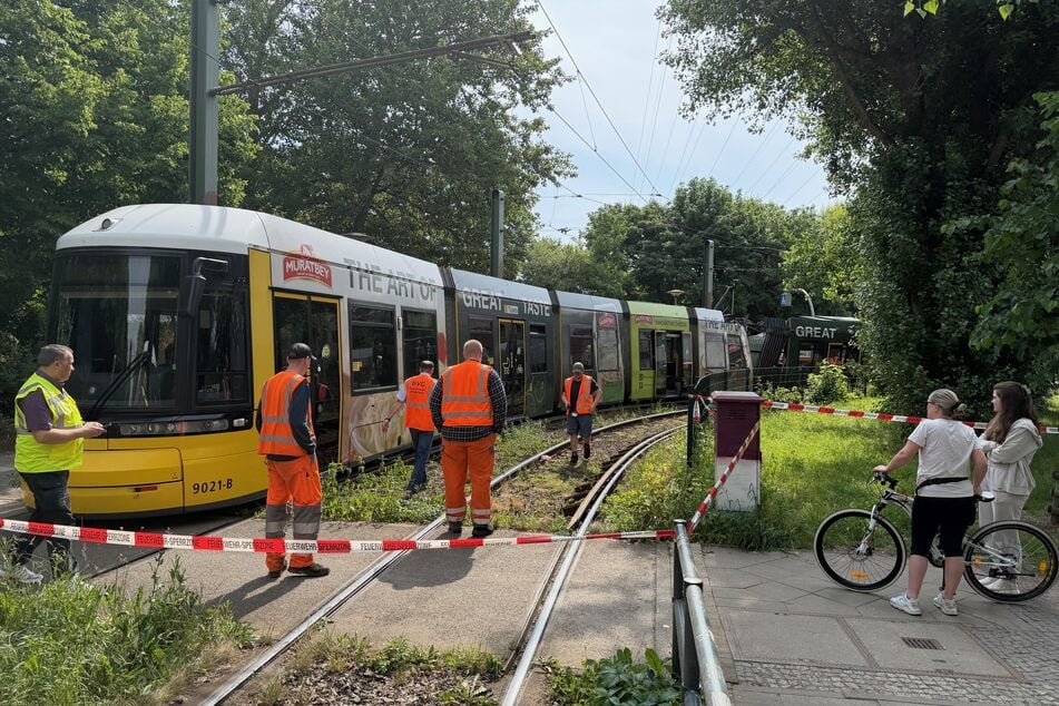 Für Radfahrer und Fußgänger gibt es derzeit keine Möglichkeit, die Straßenbahnübergänge zu überqueren.