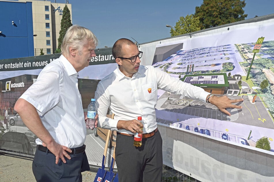 Karsten Schütze (58, SPD, l.) und Franchise-Nehmer Marc Briol (r.) vor dem Plan der neuen Filiale.