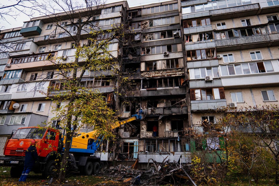 Feuerwehrleute arbeiten in einem zerstörten Wohnhaus nach einem russischen Drohnenangriff in Kiew.