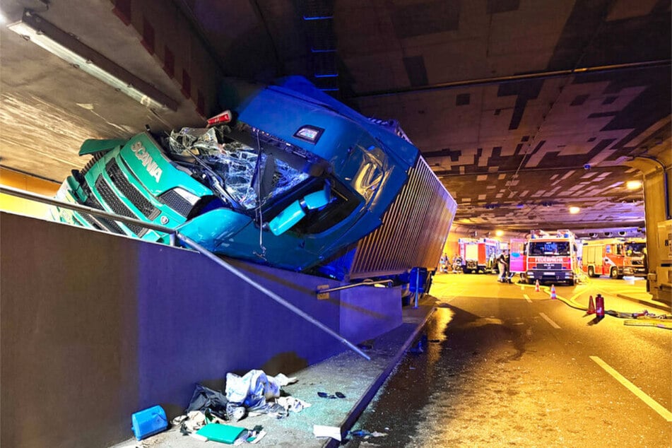 Ein Laster hat sich an einer Ausfahrt verkeilt und versperrt den Tunnel in Fahrrichtung Moabit. (Archivfoto)