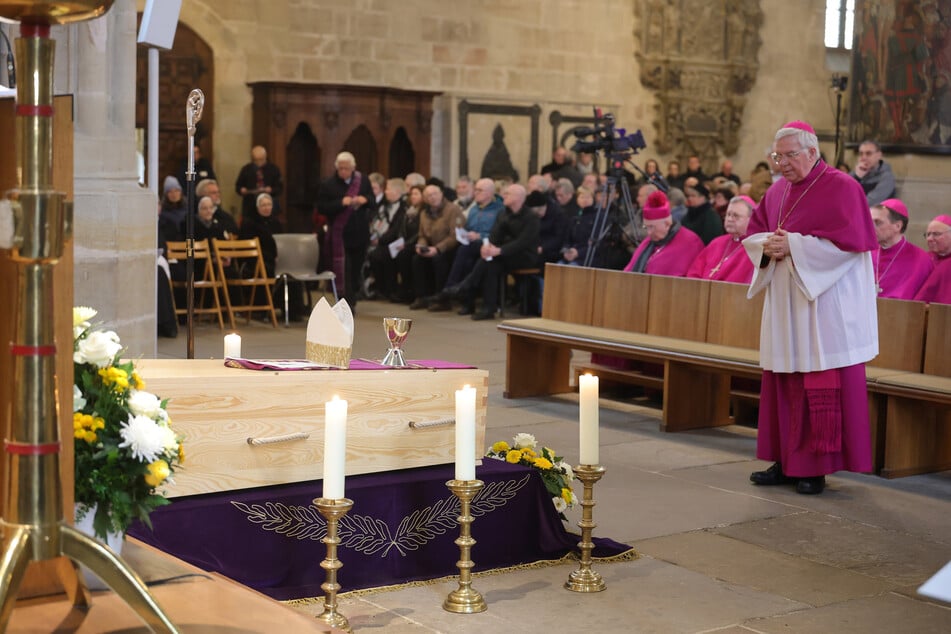 Abschied nehmen: Verstorbener Altbischof Joachim Wanke (†84) in Erfurt beigesetzt