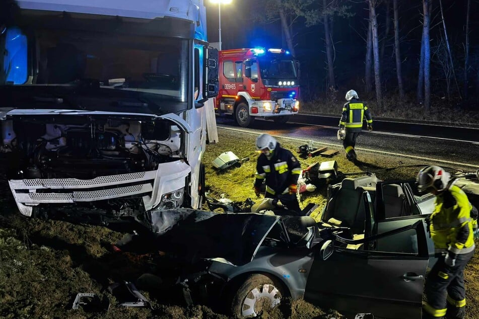 Einsatzkräfte der Landesfeuerwehr und der Freiwilligen Feuerwehr waren vor Ort im Einsatz.