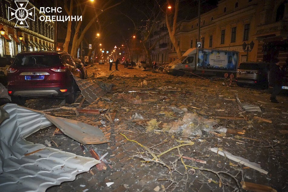 Auf diesem Foto bedecken Trümmer die Straße im historischen Zentrum der Stadt nach einem russischen Raketenangriff.