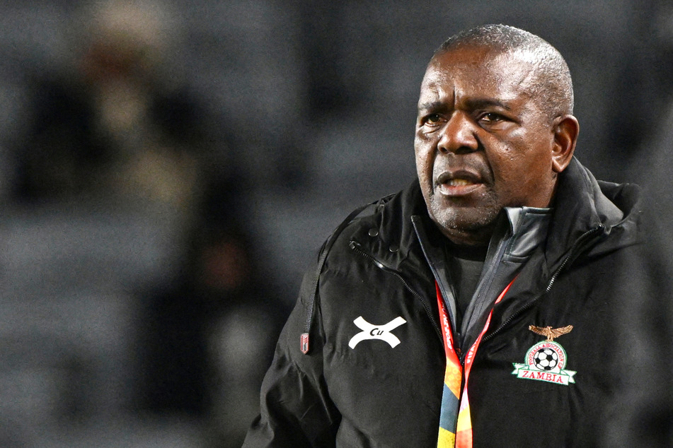 "Er rieb ihre Brust": FIFA ermittelt schon wieder gegen Sambias Nationaltrainer!