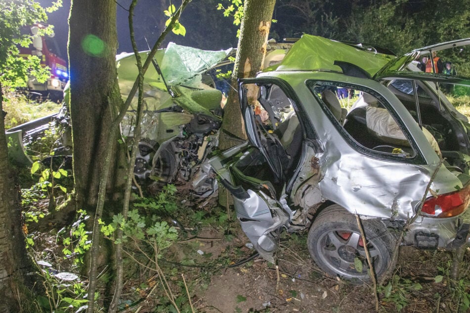 Der Wagen war von der Straße abgekommen und mit der Fahrerseite gegen einen Baum gekracht.