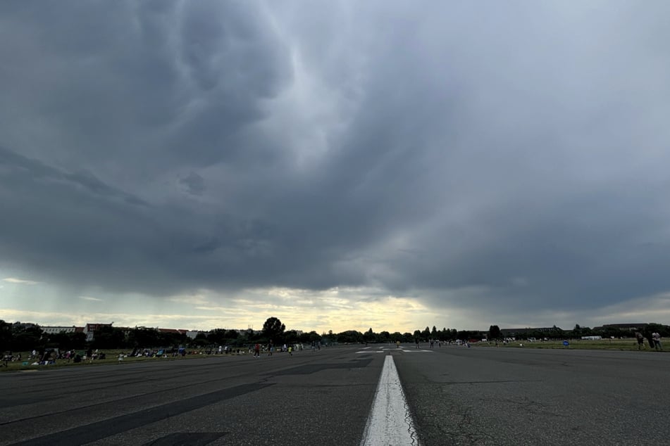 Blick vom Tempelhofer auf dicke Wolkenfelder.