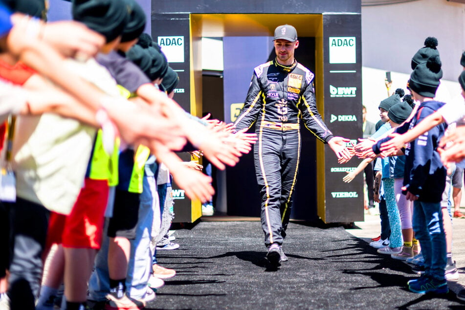 Beim Pitwalk könnt Ihr Euren Helden, wie Maximilian Paul, ganz nah kommen.