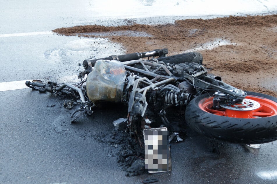 Das Motorrad ging nach dem Unfall in Flammen auf.