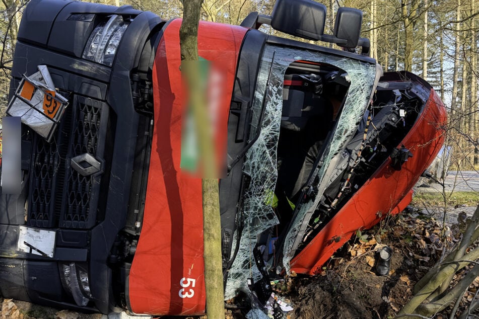 Der Fahrer wurde bei dem Unfall verletzt und musste aus seinem Führerhaus befreit werden.