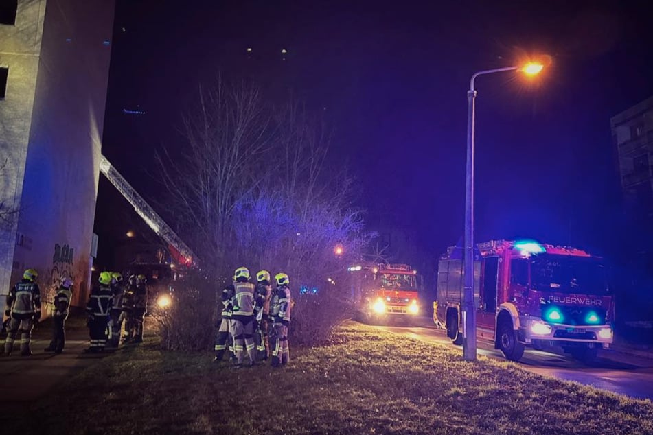 Die Feuerwehr konnte das Feuer löschen und mehrere Bewohner des Hauses in Sicherheit bringen.