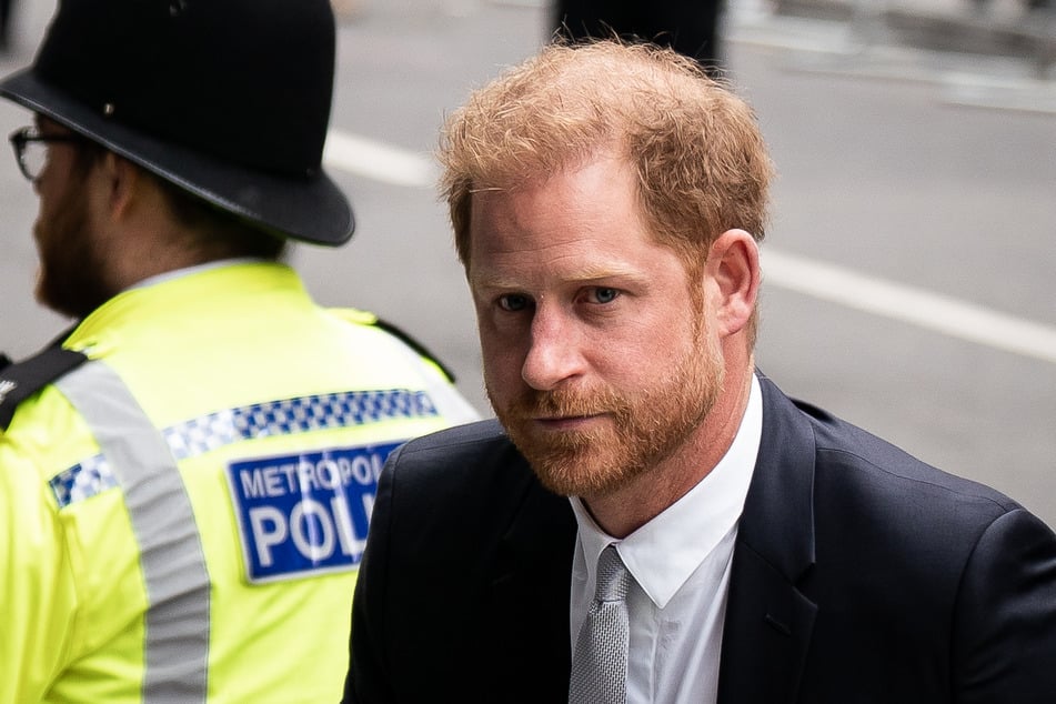 Prinz Harry sagt als Zeuge in einem Telefon-Hacking-Prozess gegen mehrere britische Boulevardzeitungen aus.