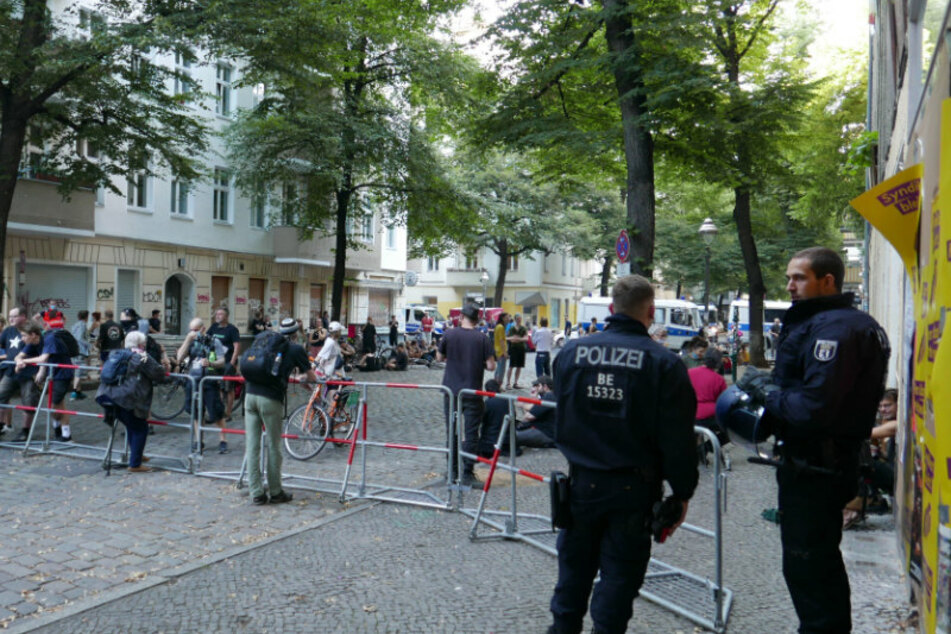Zwei Polizisten stehen am frühen Donnerstagabend an einem Kontrollpunkt in der Weisestraße.