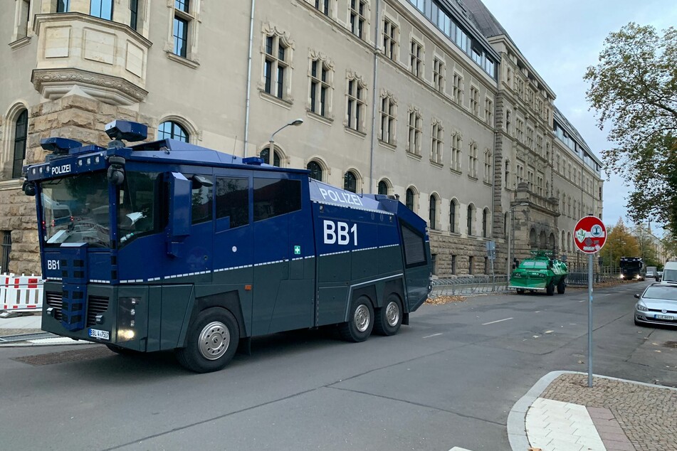 An der Ecke Bernhard-Göring- und Alfred-Kästner-Straße im Leipziger Süden hat die Polizei bereits Wasserwerfer sowie einen Räumpanzer aufgestellt