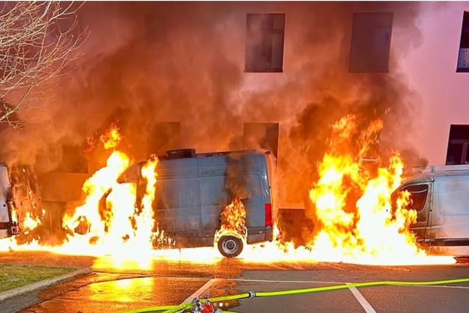 Die abgebrannten Geldtransporter wurden für die Verteilung von Taschengeldern für die Bewohner der Aufnahmeeinrichtung verwendet.