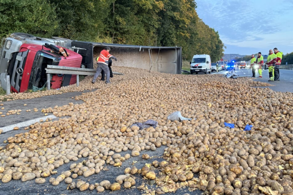 Unfall A9: Unfall auf A9: Lkw-Fahrer verletzt, Kartoffeln blockieren Fahrbahn