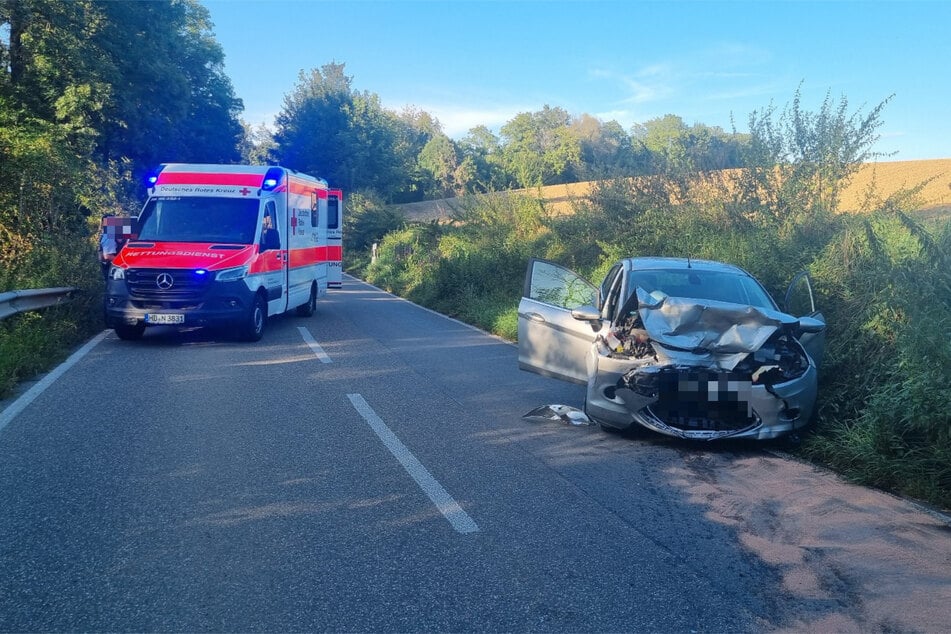 Zur Hälfte im Graben landete eines der Unfallautos nach dem Zusammenstoß auf der K4160.