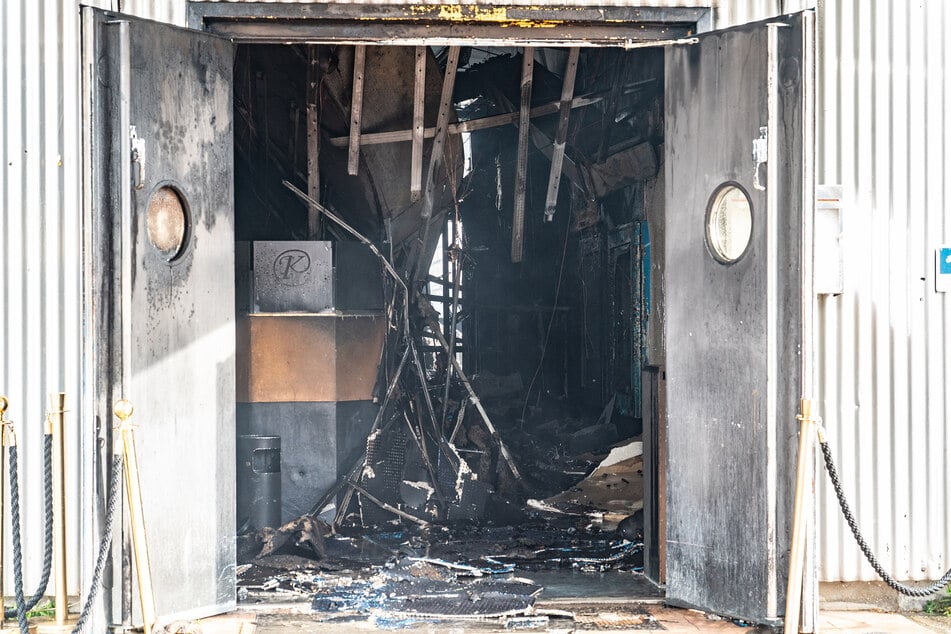 Durch die offene Türe der Großraum-Disco in Kehl fällt der Blick auf das komplett zerstörte und verkohlte Innere des Clubs nahe der französischen Grenze.