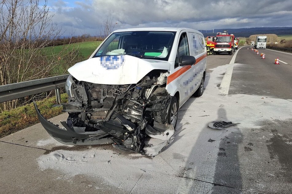 Unfall A38: Radioaktives Material an Bord: Transporter kracht auf A38 in Heck von Laster