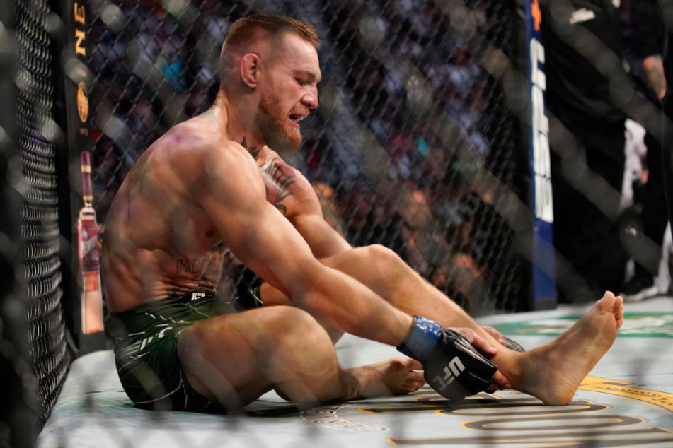Im Juli 2021 verletzte sich Conor McGregor (33) beim Kampf gegen Dustin Poirier (33) schwer am linken Bein.