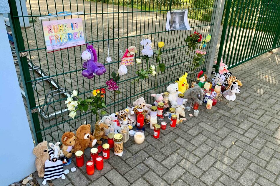 Mit Kerzen, Blumen und Plüschtieren haben Trauernde dem Jungen vor der Einrichtung gedacht.