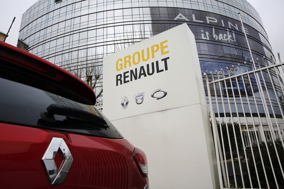 Ein Renault steht auf einem Parkplatz vor der Zentrale des französischen Autoherstellers.