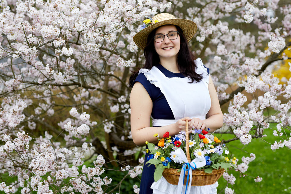 Einstimmig zum 23. Sebnitzer Blumenmädchen gekürt: Die 18-jährige Jasmin Richter aus Lichtenhain wird künftig die Seidenblumenstadt repräsentieren.