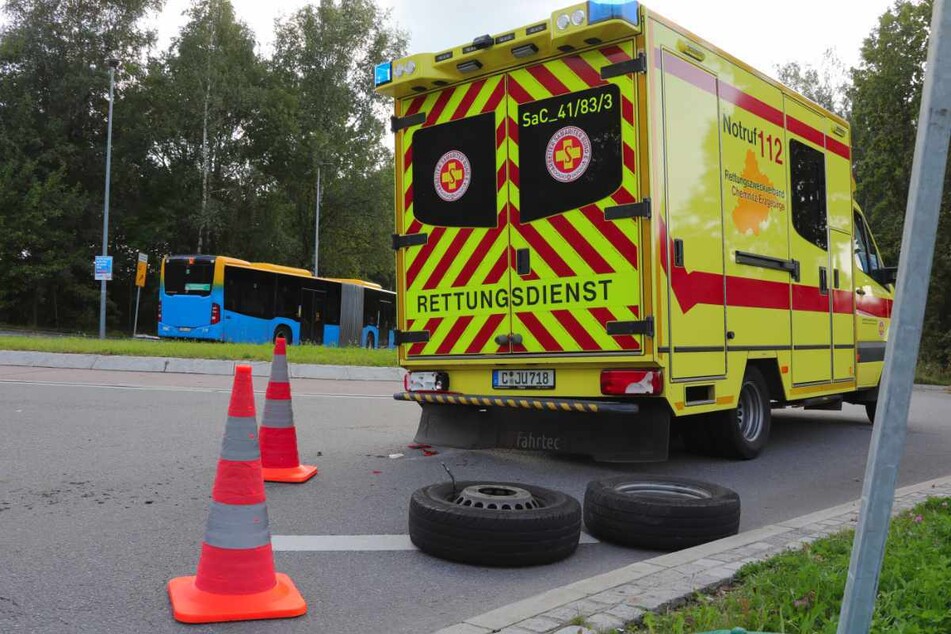 War es ein Anschlag? Krankenwagen verliert Hinterräder