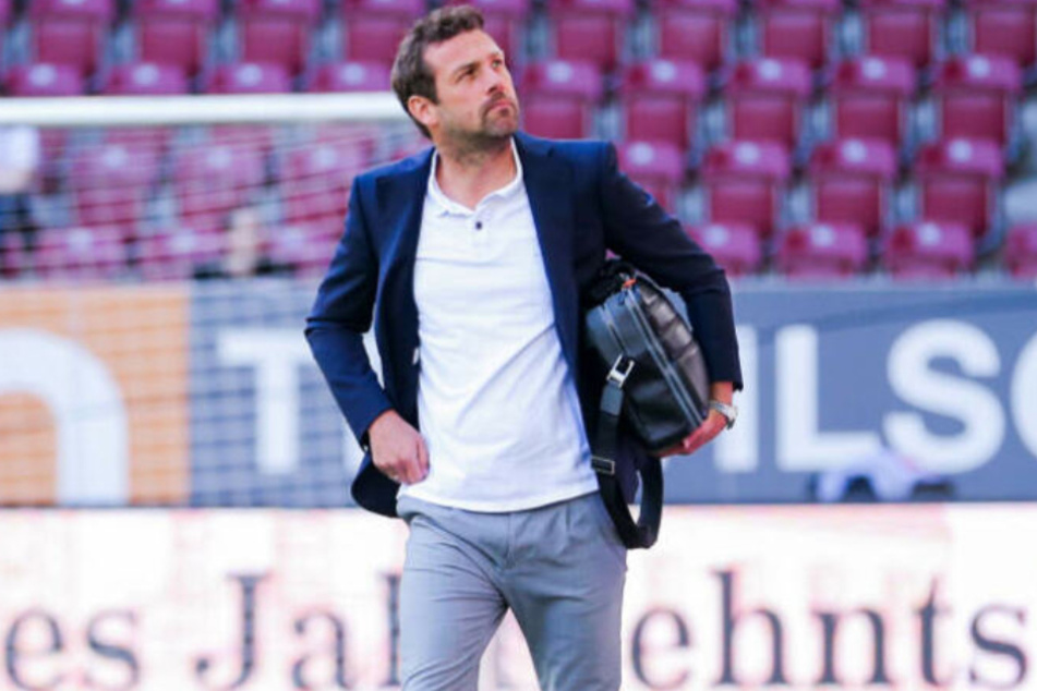 Nach der VfB-Klatsche gegen den FC Augsburg steht Coach Markus Weinzierl (46) mit einer Tasche unterm Arm geklemmt an der Seitenlinie.