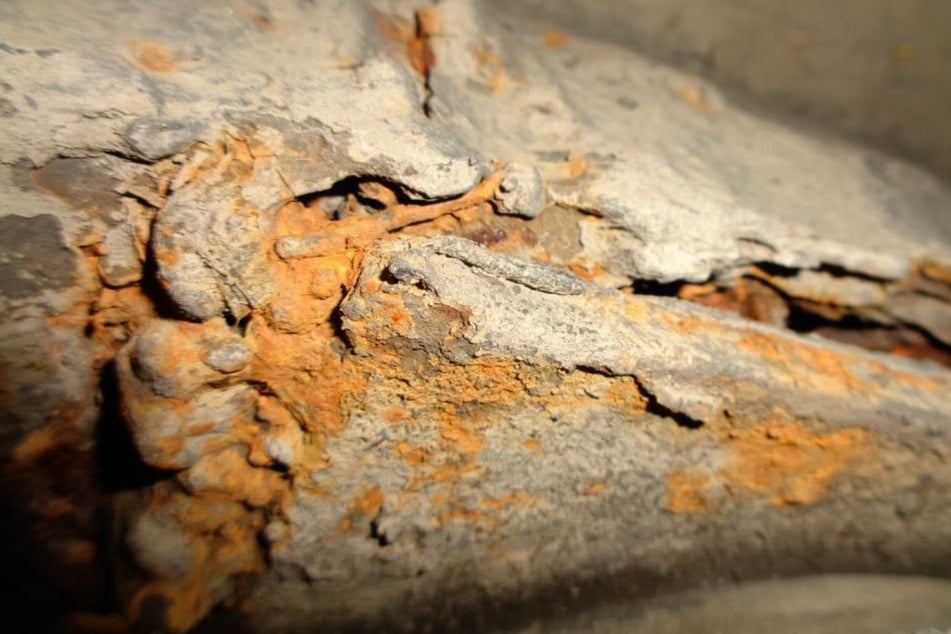 Die Bruchstelle von unten: Der Klein-Lkw brach praktisch in der Mitte auseinander.