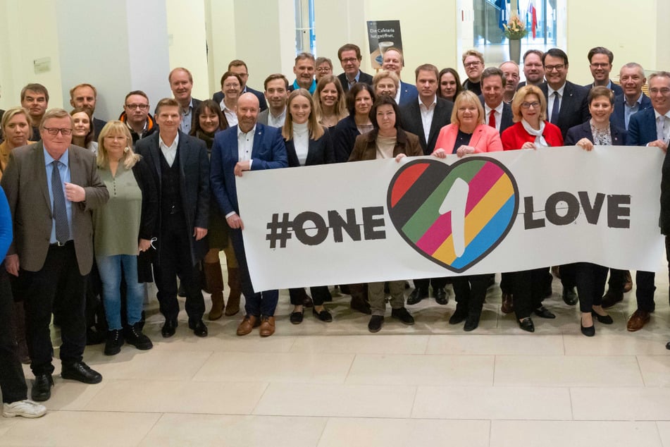 Fraktionen des Kieler Landtages posieren mit "One Love"-Banner