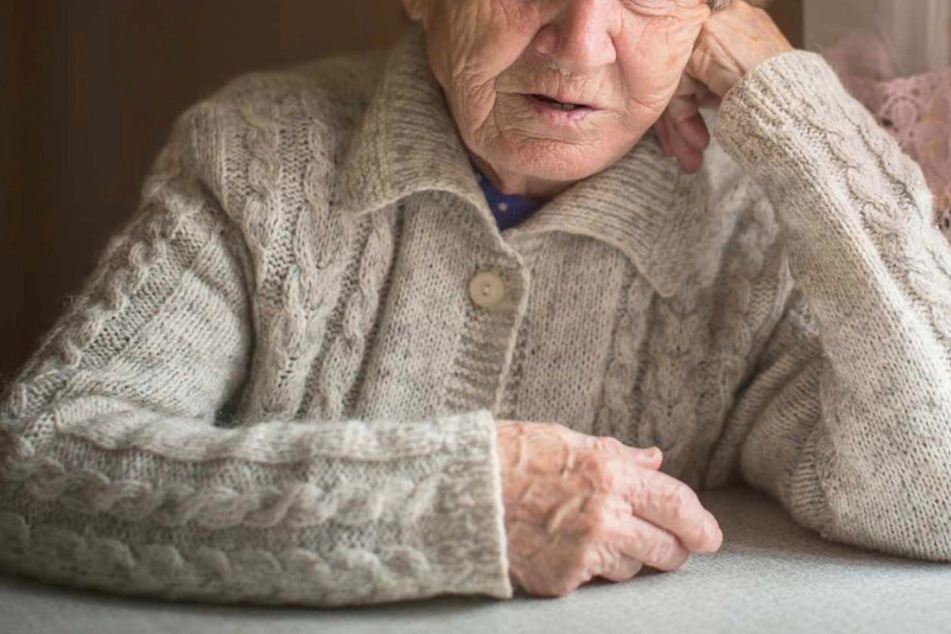 Zwei Frauen wollen Rentnerin ausrauben: 84-Jährige wehrt sich mit Biss in Schulter