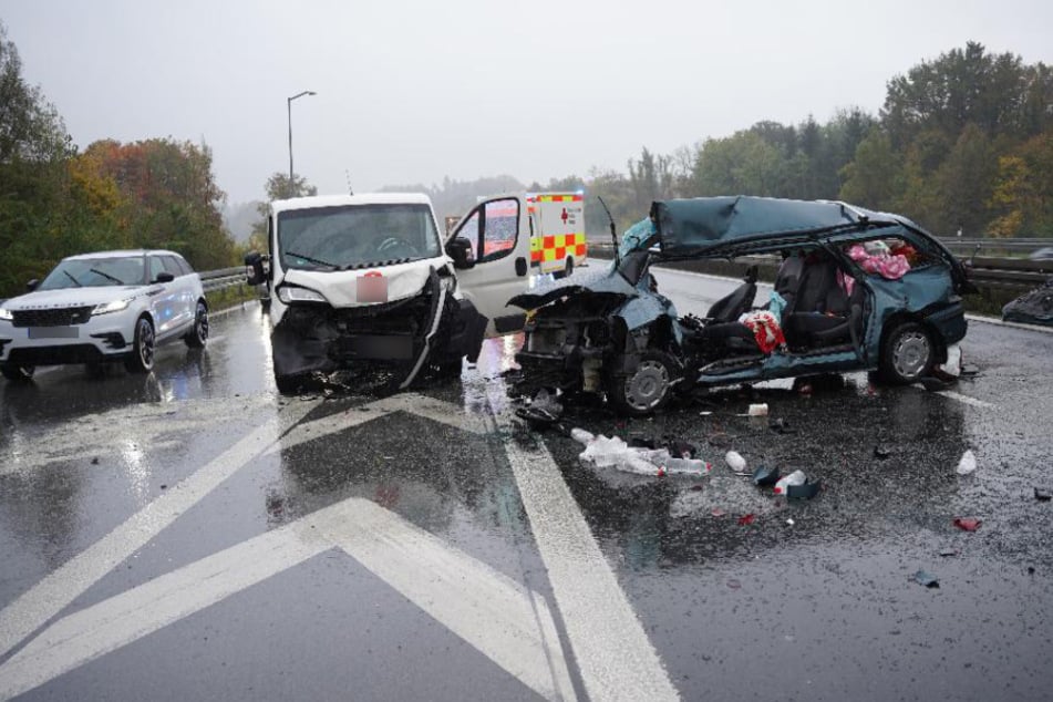 Unfall A3: Tödlicher Unfall auf A3: Autos kollidieren auf regennasser Fahrbahn