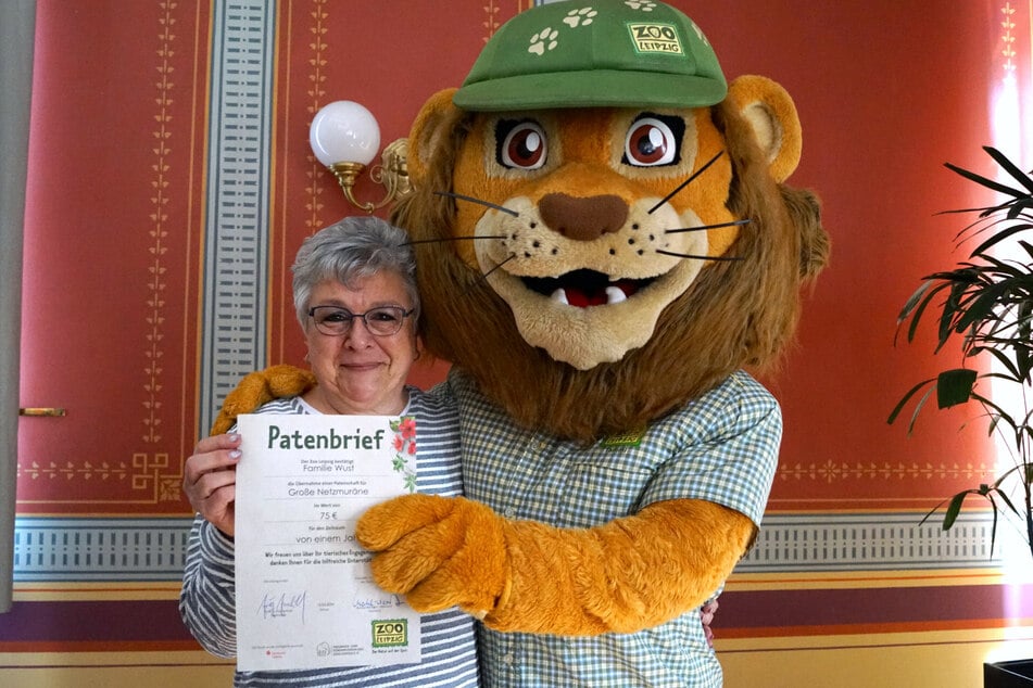 Maskottchen Tammi überreicht Katrin Wust zusammen mit Zoodirektor Prof. Jörg Junhold feierlich den Patenbrief.