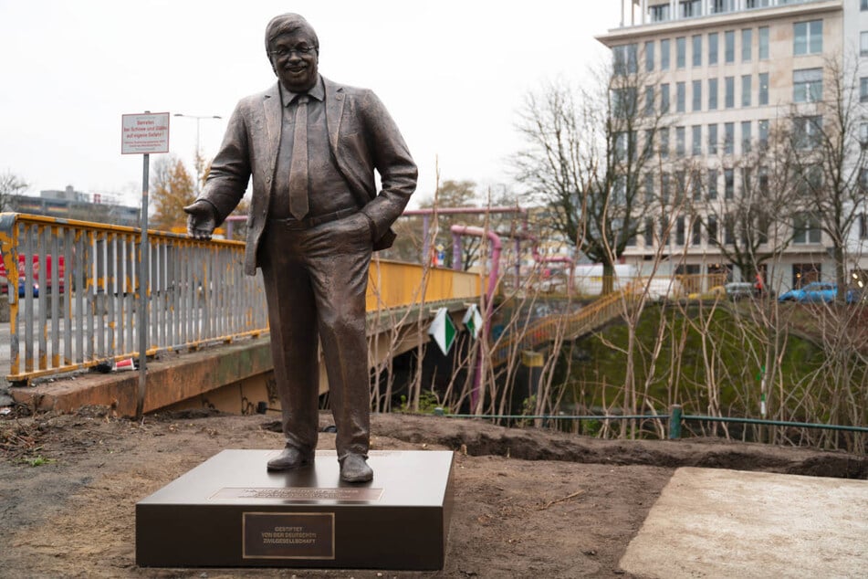 Das Zentrum für Politische Schönheit hat am Dienstag eine Statue des ermordeten CDU-Politikers Walter Lübcke (†65) vor der CDU-Parteizentrale in Berlin aufgestellt.