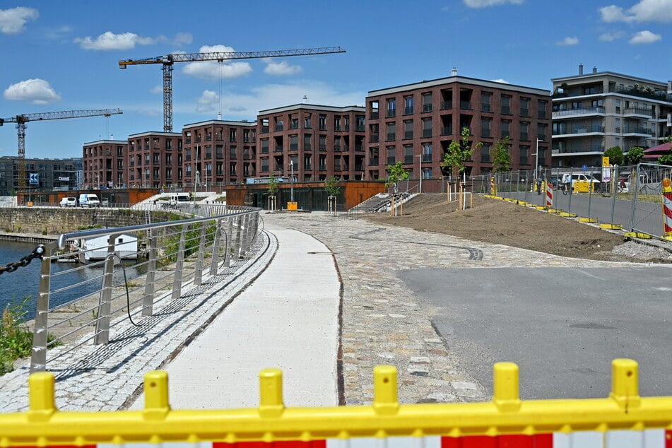 Die fünf Stadtvillen am Elbradweg stehen bereits, davor wird noch an der Fußgängerpromenade gebaut.