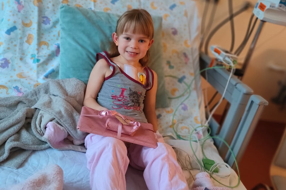 Charlotte nach ihrer OP im Dezember 2022.