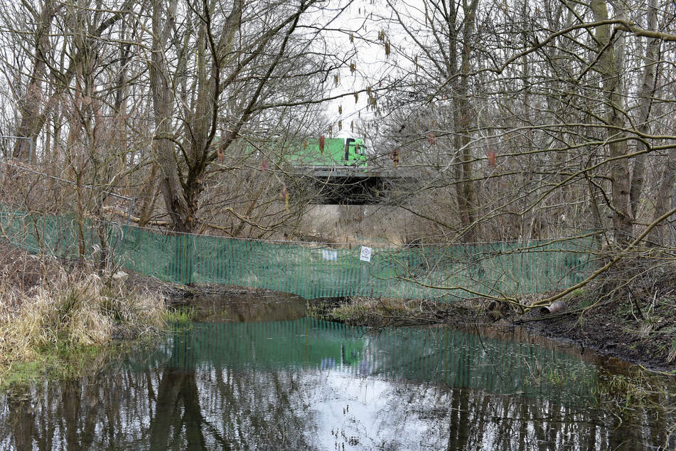 Die Luppe fließt unter der A 9 entlang. Das Gebiet ist inzwischen abgesperrt.