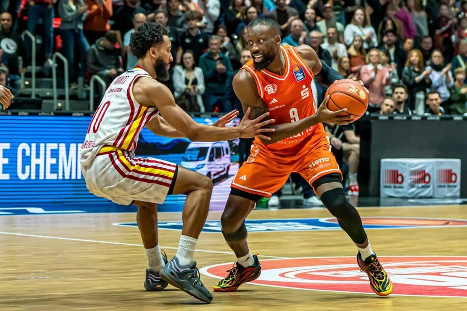 Niners-Spieler John Newman III (r., hier gegen Davion Mintz) konnte am Freitag mit seinen Jungs keinen Sieg einfahren.