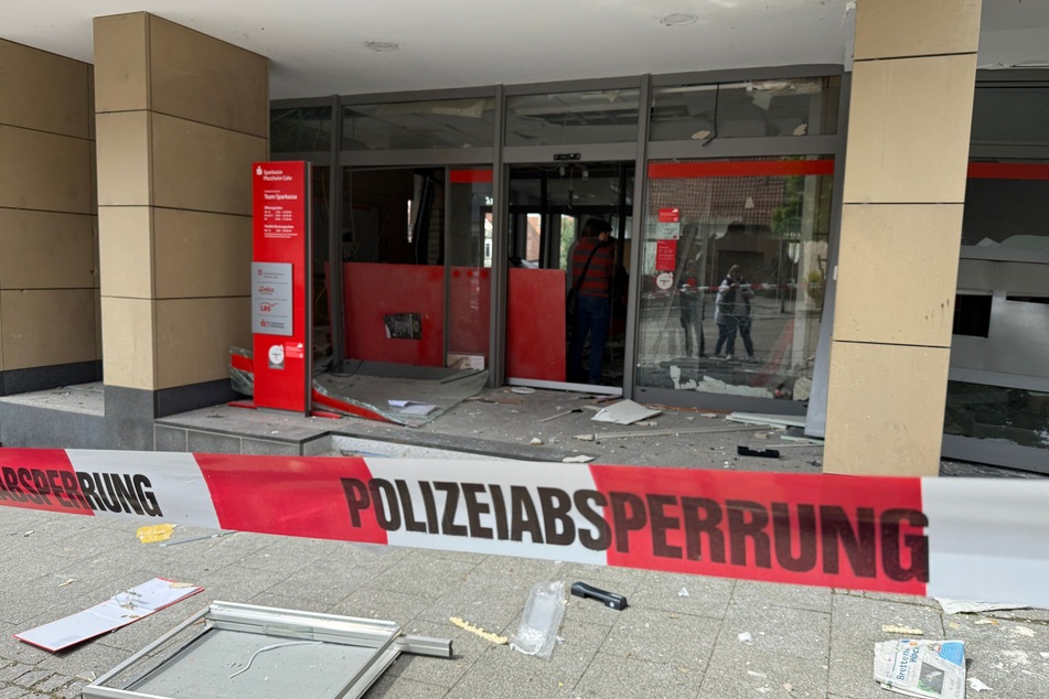 Vor der Sparkasse in Knittlingen entstand ein Trümmerfeld.